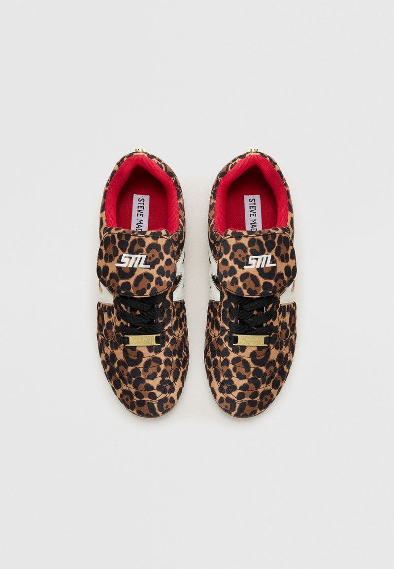 Leopardenmuster-Sneaker mit einem strukturierten Obermaterial, schwarzen Schnürsenkeln, roter Innenausstattung und silbernem Metall an der Riemen- und Zungenpartie.