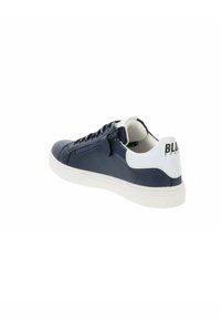 Sneaker blu navy con accenti bianchi, dal design elegante, in morbida pelle testurizzata, con cerniera laterale. Suola in gomma bianca. Logo "BLD" sul tallone.
