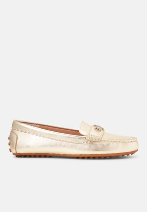 Metalické zlaté loafers s hladkým koženým svrškem, šitými detaily, dekorativním páskem a gumovou podrážkou s protiskluzovými body.