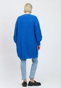 INFLUENCER FLOWER APPLICATION  - Cardigan - capri
