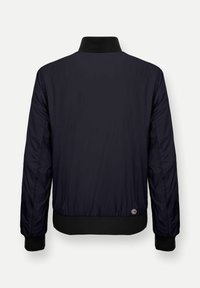 Marineblauwe bomberjack met zwarte geribbelde kraag, manchetten en zoom, gezien van achteren met een klein rond logo vlak bij de taille.