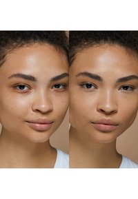 Deux portraits en gros plan côte à côte montrant le visage d'une personne. À gauche : teint naturel avec quelques imperfections. À droite : peau plus lisse avec un léger éclat.