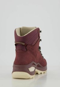 Bordowe buty trekkingowe z teksturowaną cholewką, wyściełanym kołnierzem, metalowymi oczkami i trwałą gumową podeszwą z białymi akcentami. Wyeksponowana nazwa marki.
