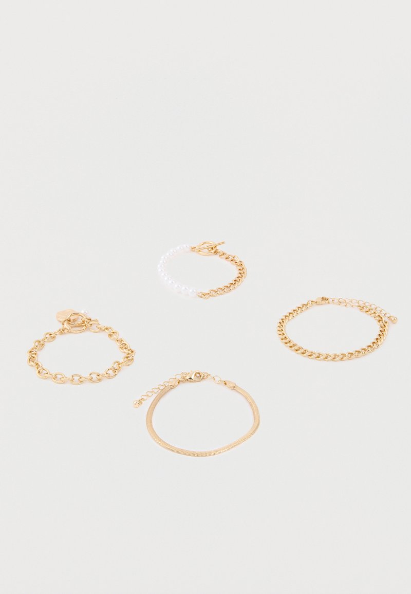 Σετ από τέσσερα χρυσά βραχιόλια σε λευκό φόντο, με κρίκους αλυσίδας, μαργαριτάρια και διάφορα είδη κλεισίματος.