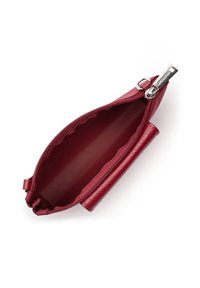 Roter Leder-Münztäschchen mit einem Reißverschluss, glatter Außenseite und strukturiertem Akzent. Das Innere ist ein einheitliches Rot mit gewelltem Rand.