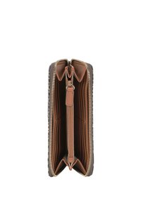 Portafoglio in pelle con interno marrone e nero, dotato di chiusura con zip, numerose fessure per carte e una tasca centrale con zip.