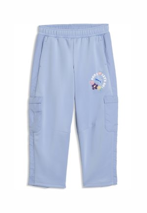Hellblaue elastische Bundhose mit seitlichen Taschen und einem floralen Puma-Logo-Patch, der auf dem oberen Oberschenkel "Dora Let's Go" zeigt.