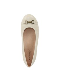 Crème-kleurige leren ballerina met een ronde neus, gouden kettingaccent en een zachte binnenvoering met "Vionic" branding.