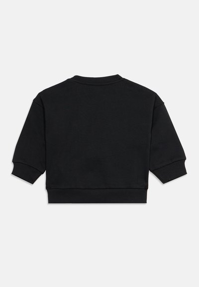 Sweat-shirt noir à manches longues vu de dos, avec poignets, ourlet et encolure côtelés sur un fond gris clair.