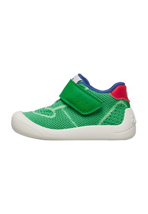 Scarpina verde per bambino con suola bianca, fodera blu, linguetta posteriore rossa e cinturino in Velcro verde, tomaia lavorata a maglia, vista laterale.