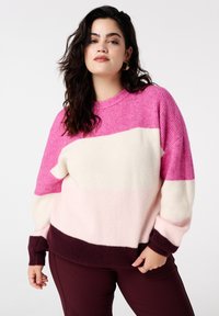 Kleurgeblokte trui met roze, crèmekleur en donker purper; dikke gebreide textuur; ronde halslijn; lange mouwen; losse pasvorm.