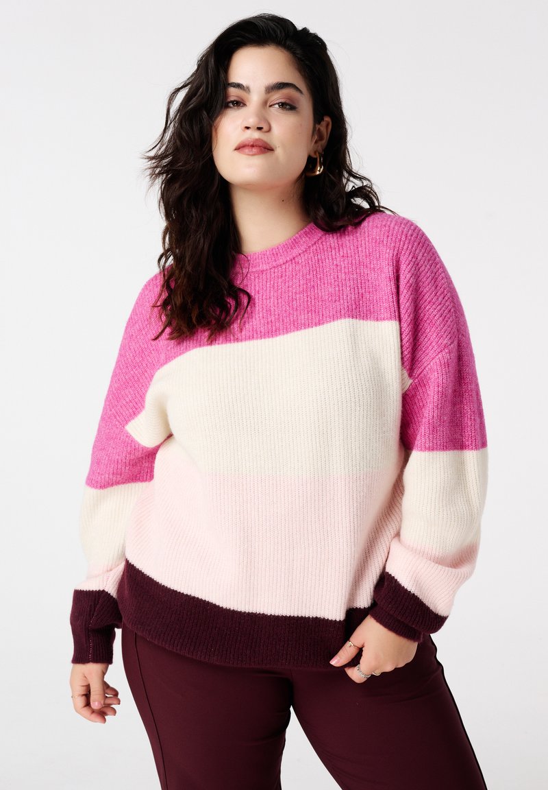 Kleurgeblokte trui met roze, crèmekleur en donker purper; dikke gebreide textuur; ronde halslijn; lange mouwen; losse pasvorm.