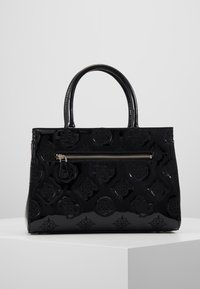 Sac à main noir à finition brillante, avec des motifs en relief, deux poignées et une poche avant zippée avec des accessoires en argent.