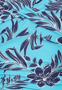 Blått blommigt tyg med en slät textur. Har mörkblå blad och blommor med vita konturer, vilket skapar ett livligt mönster.