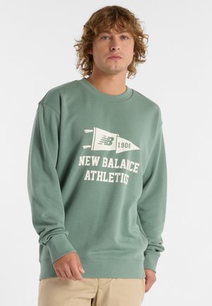Groene sweatshirt met lange mouwen van katoen, met een witte graphic van een vlag en de tekst "NEW BALANCE ATHLETICS". Geribde manchetten en onderrand.
