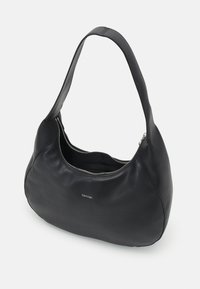 Borsa hobo in pelle nera con una texture liscia, chiusura con zip e una sola tracolla. Presenta un logo del marchio argentato sul davanti.