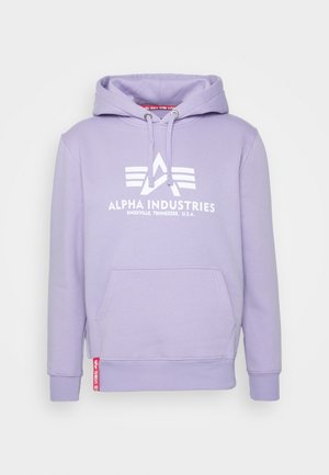 Lyse lilla Alpha Industries hættetrøje med frontlomme, snøre i hætten og hvidt logo med teksten "Alpha Industries Knoxville, Tennessee, U.S.A."