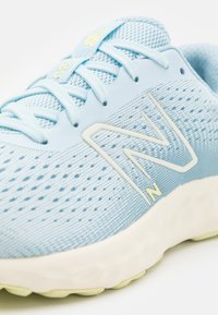 New Balance 520V8 - Katujuoksukengät - light chrome blue