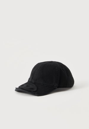 Casquette de baseball noire usée avec une visière incurvée sur un fond blanc uni.