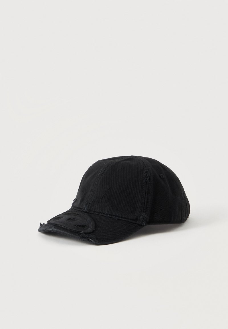 Casquette de baseball noire usée avec une visière incurvée sur un fond blanc uni.