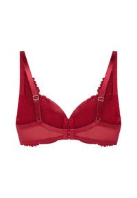 Sujetador rojo con encaje y detalles de malla. Presenta tirantes ajustables, un cierre de gancho en la parte posterior y bordes festoneados a lo largo de la banda.