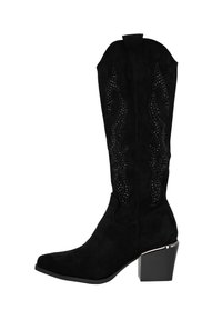 Botas de cowboy de ante negro con puntera afilada y tacón cuadrado de altura media. Presentan un intrincado bordado decorativo y detalles de tachuelas.