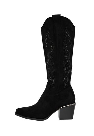 Stivali da cowboy in pelle scamosciata nera con punta appuntita e tacco quadrato di altezza media. Presentano un intricato ricamo decorativo e dettagli con borchie.