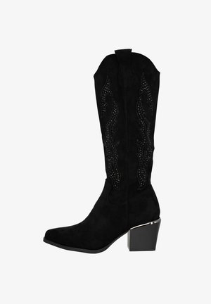 Sorte ruskind cowboy støvler med spidse tæer og en mellemhøj, firkantet hæl. Udstyret med indviklet dekorativ syning og nitte-detaljer.