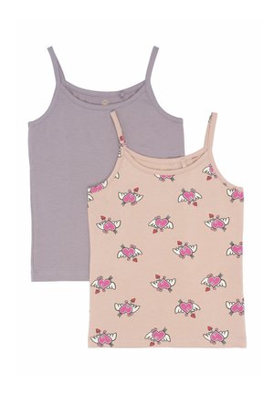 Due t-shirt: una lavanda e una beige con un motivo di cuori alati rosa e frecce. Entrambi presentano spalline sottili e un tessuto in cotone morbido.