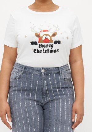 Weißes Kurzarmhemd mit einem Cartoon-Rentier, das eine Santa-Mütze trägt, und dem Schriftzug „Frohe Weihnachten“, kombiniert mit hoch taillierten, gestreiften Jeans.