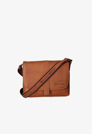 Bruine leren boodschappentas met reliëflogo en verstelbare schouderriem tegen een witte achtergrond.