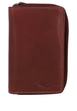 Kompakte braune Lederbrieftasche mit sichtbaren Nähten und einem Reißverschluss am Rand, geprägt mit einem kleinen Markenlogo in der unteren rechten Ecke.