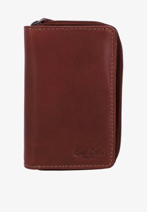 Kompakte braune Lederbrieftasche mit sichtbaren Nähten und einem Reißverschluss am Rand, geprägt mit einem kleinen Markenlogo in der unteren rechten Ecke.