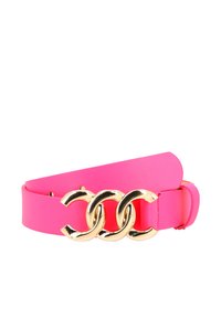 Cinturón sintético rosa con una textura suave y tres anillos de metal dorado entrelazados como hebilla. Cuenta con cinco agujeros ajustables para tallas.