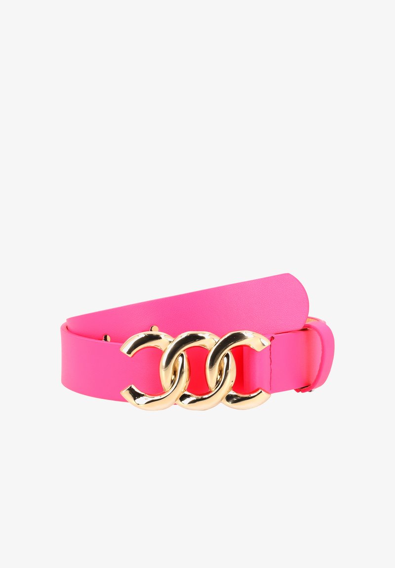 Cinturón sintético rosa con una textura suave y tres anillos de metal dorado entrelazados como hebilla. Cuenta con cinco agujeros ajustables para tallas.