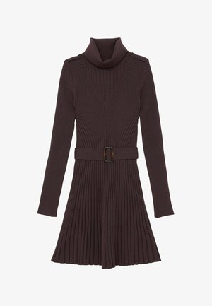 Vestido de punto acanalado de manga larga marrón oscuro con cuello alto y falda plisada, con cinturón a juego con hebilla rectangular en la cintura.