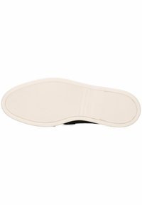 Suola di sneaker nera con superficie in gomma testurizzata e fondo bianco antiscivolo. Il design è a profilo basso e arrotondato ai bordi.