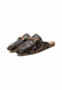 Mocasines de estampado de leopardo con suela plana, diseño sin cordones, detalle de cuero trenzado y un acento de hardware en tono dorado. Textura suave.