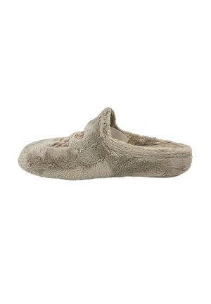 Chaussons en fausse fourrure gris clair, à dos ouvert, à bout rond, présentant une texture douce avec des coutures décoratives. Design léger et rembourré.