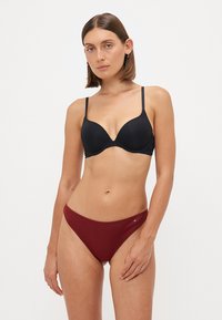 Sutien padded negru cu bretele reglabile, asociat cu slipuri de bikini în stil rib, de culoare bordeax, cu talie înaltă, având un mic detaliu cu logo.