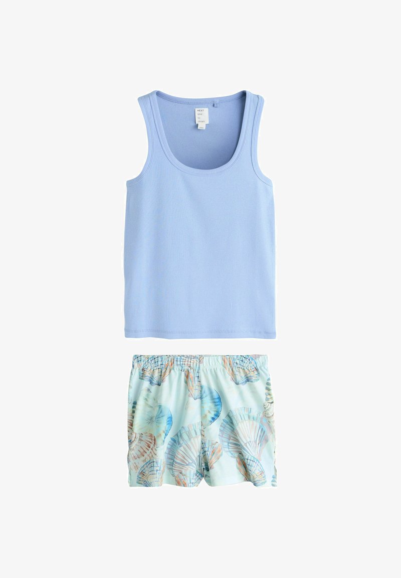 Lyseblå ærmeløs ribstrikket top kombineret med shorts med elastisk talje og pastel-skaller mønster.