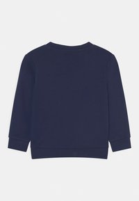 Sudadera de manga larga de color azul marino liso con puños y dobladillo acanalados, vista desde la parte posterior sobre un fondo blanco.