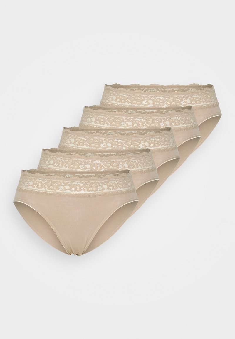 Vijf paar huidskleurige bikini-onderbroeken met een bloemenkant tailleband en zachte stof. Elk heeft een gladde afwerking en elastische randen.