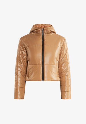 Veste courte en duvet marron fabriquée en matériau matelassé brillant. Dispose d'une capuche, d'une fermeture éclair à l'avant et de deux poches avant. Coupe standard.