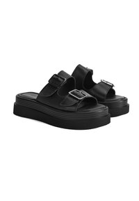 Zwarte platform sandalen van zacht leer met twee verstelbare banden en metalen gespen; voorzien van een ribbelzool voor extra grip.