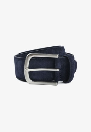 Gerolde donkerblauwe suède riem met een gepolijste zilveren rechthoekige gesp op een witte achtergrond.