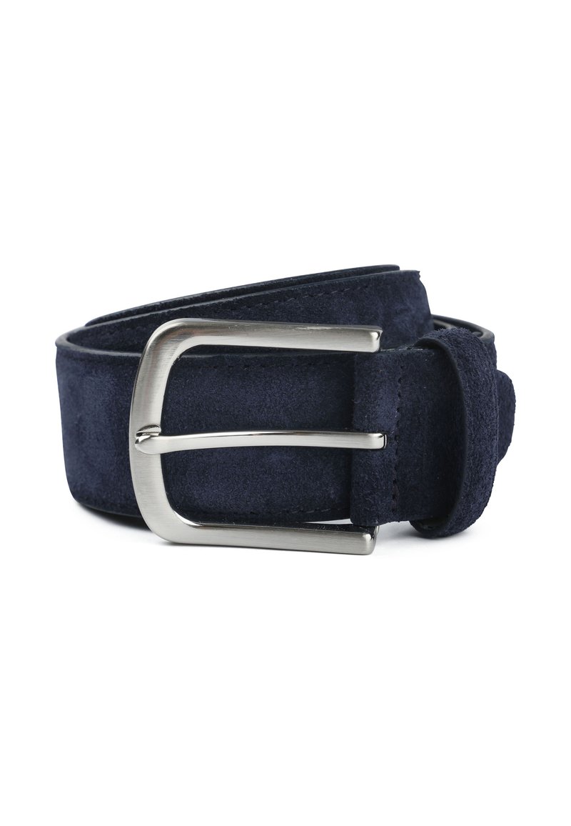 Gerolde donkerblauwe suède riem met een gepolijste zilveren rechthoekige gesp op een witte achtergrond.