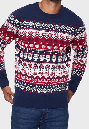 Granatowy sweter świąteczny z czerwonymi i białymi wzorami, płatkami śniegu, napisem "HO-HO-HO", bałwankami, twarzami Świętego Mikołaja i czerwonymi ptakami, noszony przez osobę.