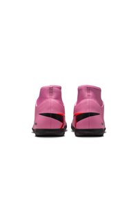 Lyserøde sportsko med høj top-design, der har en sort Nike swoosh, sort ydersål og røde detaljer på hælen. Glat tekstur.
