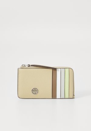 Portefeuille en cuir beige clair, comportant cinq fentes pour cartes en marron, blanc, vert clair et gris. Accent logo en métal argenté à l'avant.